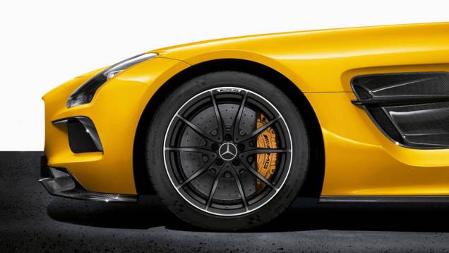 Novas rodas adotam adotam freios de cerâmica | <a href="https://preprod.quatrorodas.abril.com.br/noticias/fabricantes/mercedes-revela-preco-sls-amg-black-series-735042.shtml" rel="migration">Leia mais</a> Novas rodas adotam adotam freios de cerâmica | <a href="https://preprod.quatrorodas.abril.com.br/noticias/fabricantes/mercedes-revela-preco-sls-amg-black-series-735042.shtml" rel="migration">Leia mais</a>