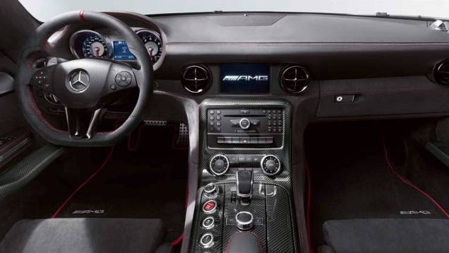 Aceleração de 0 a 100 km/h se dá em apenas 3.6 segundos | <a href="https://preprod.quatrorodas.abril.com.br/noticias/fabricantes/mercedes-revela-preco-sls-amg-black-series-735042.shtml" rel="migration">Leia mais</a> Aceleração de 0 a 100 km/h se dá em apenas 3.6 segundos | <a href="https://preprod.quatrorodas.abril.com.br/noticias/fabricantes/mercedes-revela-preco-sls-amg-black-series-735042.shtml" rel="migration">Leia mais</a>