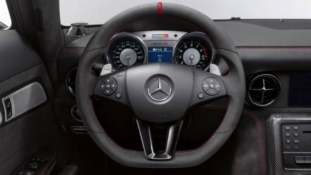 Velocidade máxima é de 315 km/h | <a href="https://preprod.quatrorodas.abril.com.br/noticias/fabricantes/mercedes-revela-preco-sls-amg-black-series-735042.shtml" rel="migration">Leia mais</a> Velocidade máxima é de 315 km/h | <a href="https://preprod.quatrorodas.abril.com.br/noticias/fabricantes/mercedes-revela-preco-sls-amg-black-series-735042.shtml" rel="migration">Leia mais</a>