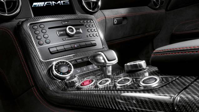 Com tração traseira, o esportivo possui transmissão dupla de sete velocidades | <a href="https://preprod.quatrorodas.abril.com.br/noticias/fabricantes/mercedes-revela-preco-sls-amg-black-series-735042.shtml" rel="migration">Leia mais</a> Com tração traseira, o esportivo possui transmissão dupla de sete velocidades | <a href="https://preprod.quatrorodas.abril.com.br/noticias/fabricantes/mercedes-revela-preco-sls-amg-black-series-735042.shtml" rel="migration">Leia mais</a>