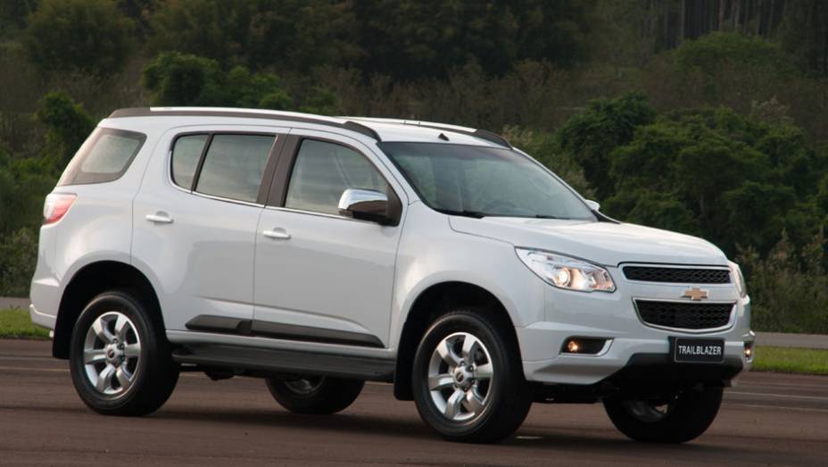 Segundo a GM, ela foi desenvolvida simultaneamente ao projeto da S10, e n&atilde;o &eacute; uma simples adapta&ccedil;&atilde;o da picape | <a href="https://preprod.quatrorodas.abril.com.br/carros/lancamentos/chevrolet-trailblazer-718248.shtml" target="_blank" rel="migration">Leia mais</a>