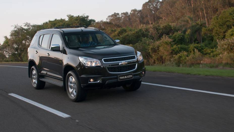 Com 4,87 metros de comprimento, a Trailblazer oferece espa&ccedil;o de sobra para levar at&eacute; sete pessoas | <a href="https://preprod.quatrorodas.abril.com.br/carros/lancamentos/chevrolet-trailblazer-718248.shtml" target="_blank" rel="migration">Leia mais</a>