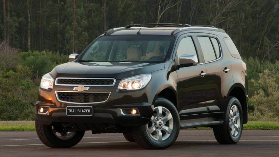 A novidade ser&aacute; oferecida em vers&atilde;o &uacute;nica de acabamento LTZ, com motoriza&ccedil;&otilde;es 2.8 turbodiesel e 3.6 V6 a gasolina | <a href="https://preprod.quatrorodas.abril.com.br/carros/lancamentos/chevrolet-trailblazer-718248.shtml" target="_blank" rel="migration">Leia mais</a>