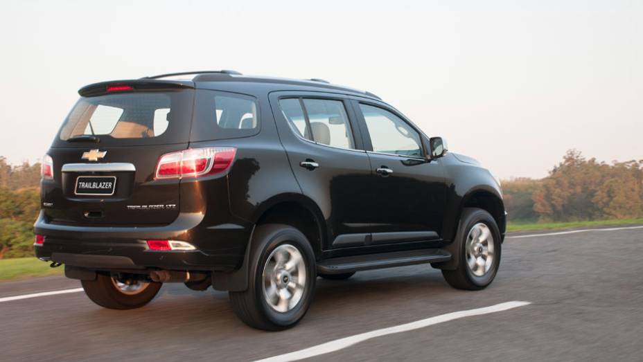 A Trailblazer tem detalhes exclusivos, incluindo a linha de cintura ascendente | <a href="https://preprod.quatrorodas.abril.com.br/carros/lancamentos/chevrolet-trailblazer-718248.shtml" target="_blank" rel="migration">Leia mais</a>