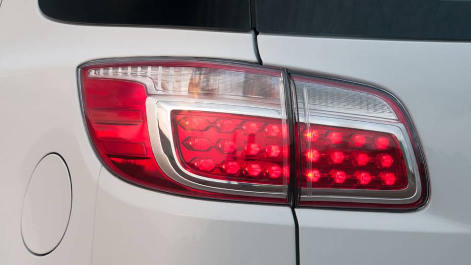 Na traseira, as lanternas tem detalhes transl&uacute;cidos que combinam com as luzes de LED | <a href="https://preprod.quatrorodas.abril.com.br/carros/lancamentos/chevrolet-trailblazer-718248.shtml" target="_blank" rel="migration">Leia mais</a>
