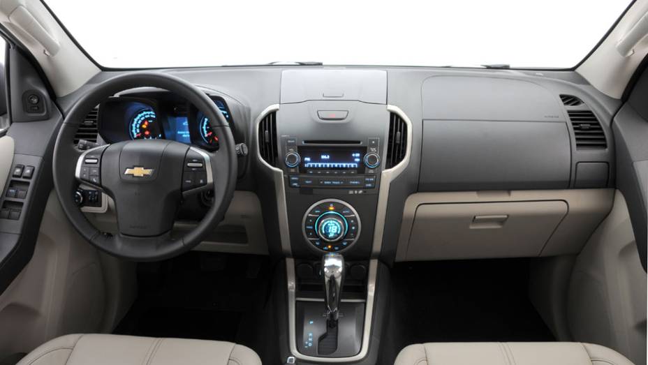 O interior é praticamente o mesmo da picape S10 na parte frontal | <a href="https://preprod.quatrorodas.abril.com.br/carros/lancamentos/chevrolet-trailblazer-718248.shtml" target="_blank" rel="migration">Leia mais</a>