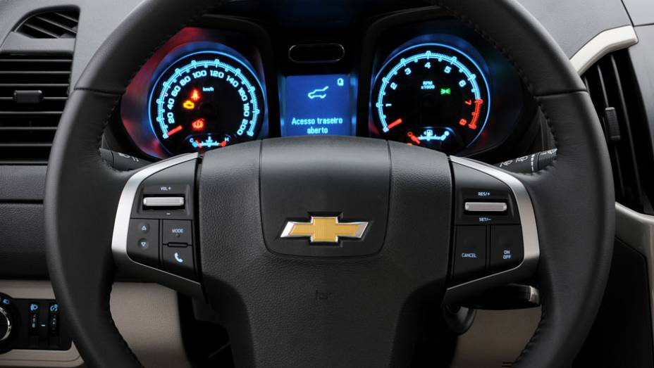 O volante de três raios agrupa comandos de som, Bluetooth, computador de bordo e piloto automático | <a href="https://preprod.quatrorodas.abril.com.br/carros/lancamentos/chevrolet-trailblazer-718248.shtml" target="_blank" rel="migration">Leia mais</a>