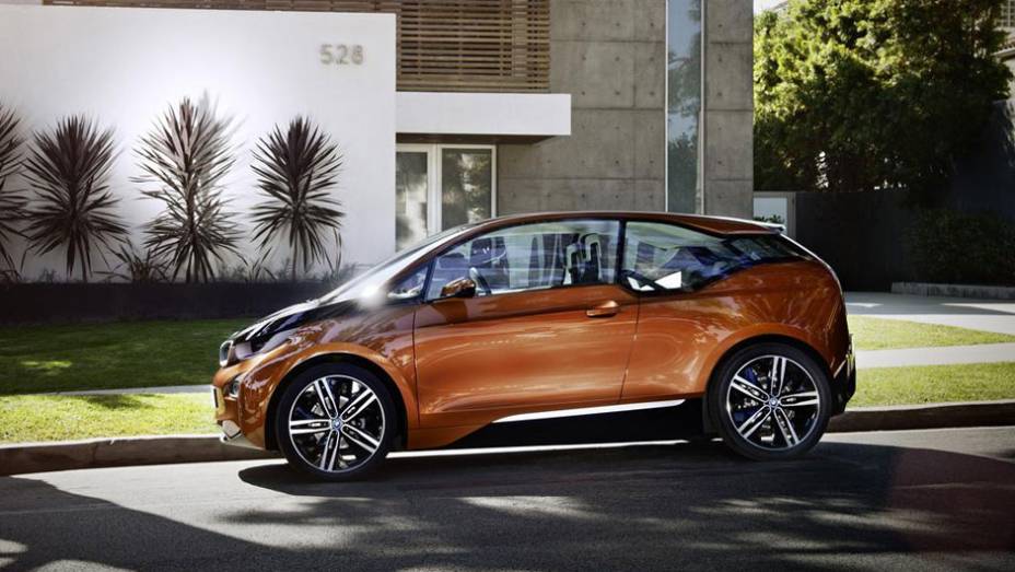 A carroceria tem pintura em dois tons | <a href="https://preprod.quatrorodas.abril.com.br/saloes/los-angeles/2012/bmw-i3-coupe-concept-724055.shtml" rel="migration">Leia mais</a>