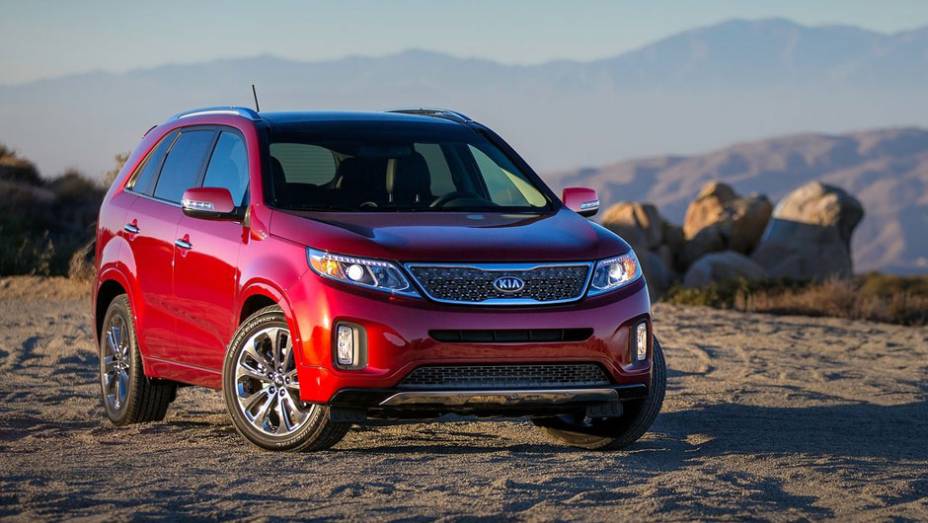 Já os faróis de neblina foram movidos para as extremidades do para-choque frontal | <a href="%20https://preprod.quatrorodas.abril.com.br/saloes/los-angeles/2012/kia-sorento-2014-724885.shtml" rel="migration">Leia mais</a>