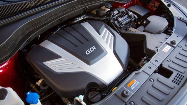Outra grande mudança está localizada sob o capô. A versão de topo de linha agora conta com motor 3.3 V6 de 290 cavalos de potência | <a href="%20https://preprod.quatrorodas.abril.com.br/saloes/los-angeles/2012/kia-sorento-2014-724885.shtml" rel="migration">Leia mais</a> Outra grande mudança está localizada sob o capô. A versão de topo de linha agora conta com motor 3.3 V6 de 290 cavalos de potência | <a href="%20https://preprod.quatrorodas.abril.com.br/saloes/los-angeles/2012/kia-sorento-2014-724885.shtml" rel="migration">Leia mais</a>