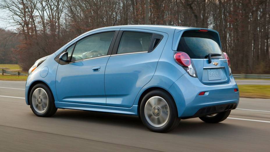 O modelo elétrico promete rivalizar com o Fiat 500e| <a href="https://preprod.quatrorodas.abril.com.br/saloes/los-angeles/2012/chevrolet-spark-ev-723965.shtml" rel="migration">Leia mais</a>