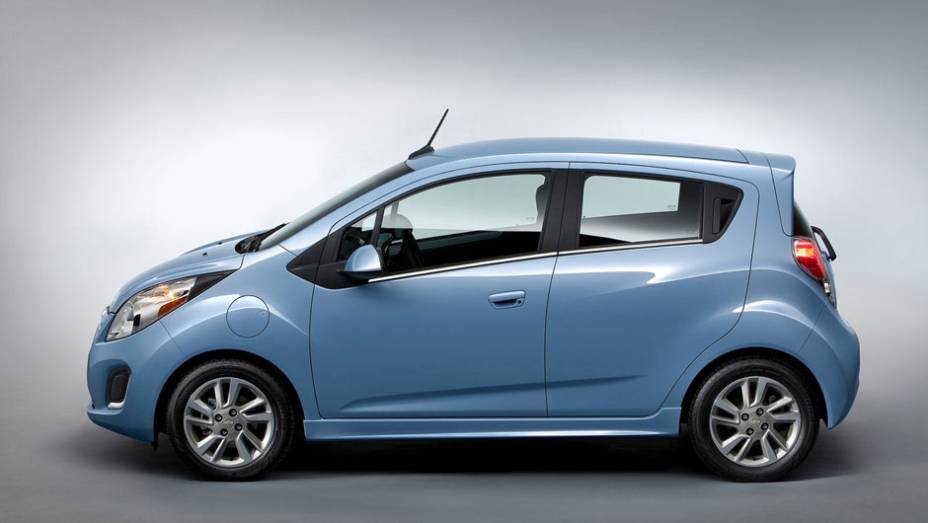 Segundo a marca, o motor do modelo gera 130 cavalos de potência | <a href="https://preprod.quatrorodas.abril.com.br/saloes/los-angeles/2012/chevrolet-spark-ev-723965.shtml" rel="migration">Leia mais</a>