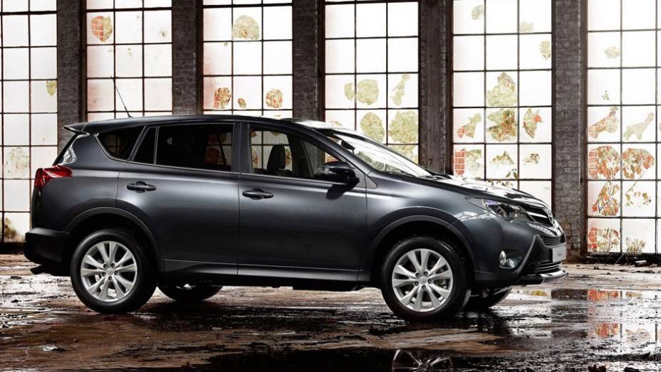 O renovado SUV está sendo apresentado oficialmente no Salão de Los Angeles | <a href="https://preprod.quatrorodas.abril.com.br/saloes/los-angeles/2012/toyota-rav4-2013-724532.shtml" rel="migration">Leia mais</a>