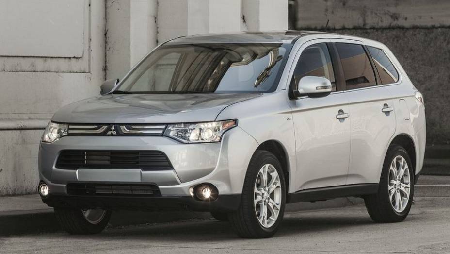 Apresentado no último Salão de Los Angeles, o Outlander chega ao Brasil importado do Japão | <a href="https://preprod.quatrorodas.abril.com.br/carros/lancamentos/mitsubishi-outlander-751189.shtml" rel="migration">Leia mais</a>">