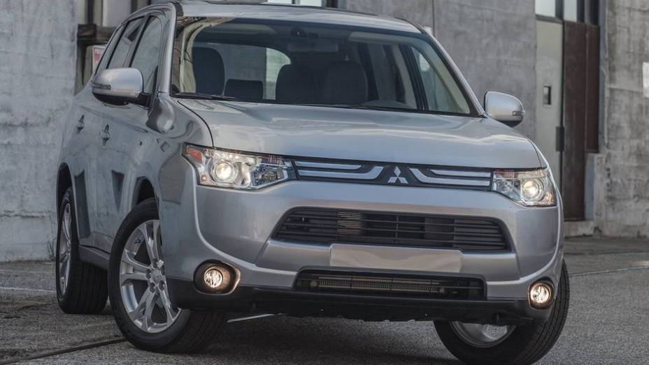 O Outlander teve visual renovado, com destaque para a nova frente. A grade dianteira est&aacute; mais fina e os far&oacute;is foram redesenhados | <a href="https://preprod.quatrorodas.abril.com.br/carros/lancamentos/mitsubishi-outlander-751189.shtml" rel="migration">Leia mais</a>">