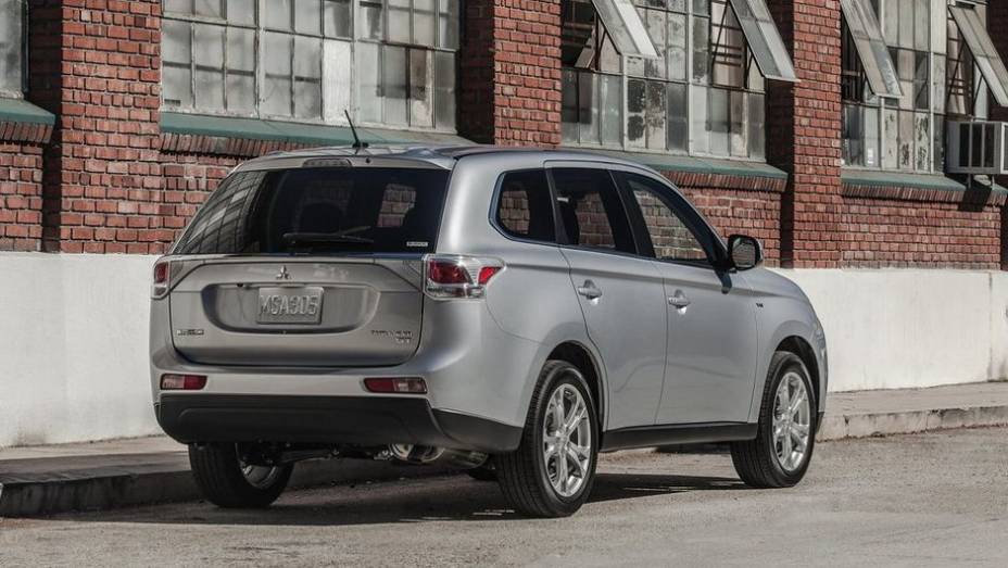 A traseira tamb&eacute;m sofreu altera&ccedil;&otilde;es, mas menos sens&iacute;veis | <a href="https://preprod.quatrorodas.abril.com.br/carros/lancamentos/mitsubishi-outlander-751189.shtml" rel="migration">Leia mais</a>">