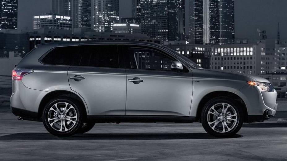 No Brasil, os interessados poder&atilde;o escolher entre duas op&ccedil;&otilde;es de motoriza&ccedil;&atilde;o: 2.0 de quatro cilindros... | <a href="https://preprod.quatrorodas.abril.com.br/carros/lancamentos/mitsubishi-outlander-751189.shtml" rel="migration">Leia mais</a>">