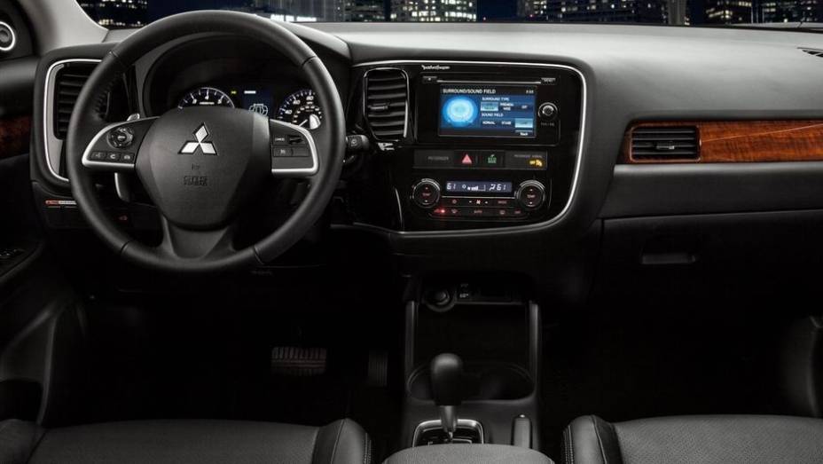 ...e 3.0 V6, com 240 cv (transmiss&atilde;o autom&aacute;tica de seis velocidades) | <a href="https://preprod.quatrorodas.abril.com.br/carros/lancamentos/mitsubishi-outlander-751189.shtml" rel="migration">Leia mais</a>">