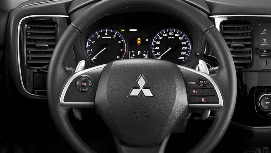 Painel de instrumentos tem visual limpo e oferece f&aacute;cil leitura das informa&ccedil;&otilde;es | <a href="https://preprod.quatrorodas.abril.com.br/carros/lancamentos/mitsubishi-outlander-751189.shtml" rel="migration">Leia mais</a>