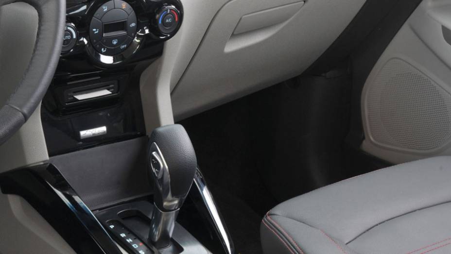 Nada instintiva, as trocas de marcha manuais do c&acirc;mbio autom&aacute;tico ocorrem por teclas na alavanca | <a href="https://preprod.quatrorodas.abril.com.br/noticias/mercado/ford-lanca-ecosport-4wd-porwershift-725244.shtml" rel="migration">Leia mais</a>