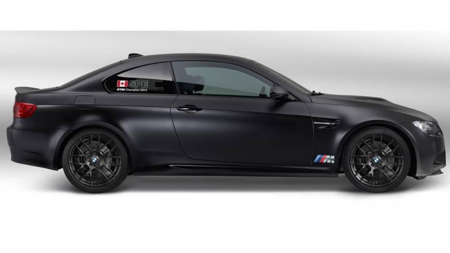 Carroceria tem as mesmas cores do modelo guiado pelo canadense Bruno Spengler, campeão deste ano | <a href="%20https://preprod.quatrorodas.abril.com.br/noticias/fabricantes/bmw-lanca-m3-dtm-champion-edition-725389.shtml" rel="migration">Leia mais</a>