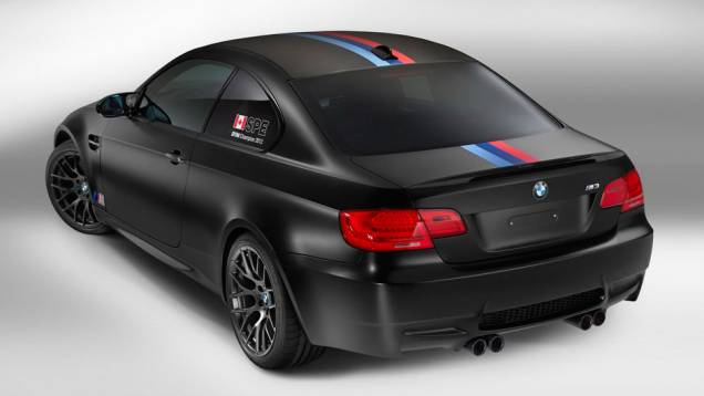 Além do teto em fibra de carbono, o carro tem uma decoração especial | <a href="https://preprod.quatrorodas.abril.com.br/noticias/fabricantes/bmw-lanca-m3-dtm-champion-edition-725389.shtml" rel="migration">Leia mais</a> Além do teto em fibra de carbono, o carro tem uma decoração especial | <a href="https://preprod.quatrorodas.abril.com.br/noticias/fabricantes/bmw-lanca-m3-dtm-champion-edition-725389.shtml" rel="migration">Leia mais</a>