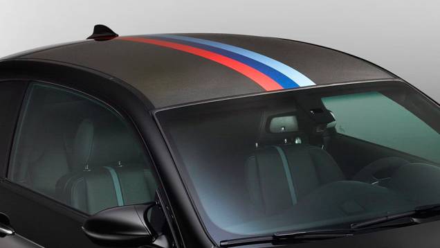 As três faixas paralelas (nas cores vermelho, uma em azul-escuro e azul-claro) se referem à Motorsport, divisão de alto desempenho e competições da BMW | <a href="%20https://preprod.quatrorodas.abril.com.br/noticias/fabricantes/bmw-lanca-m3-dtm-champion-edition-7253" rel="migration"></a> As três faixas paralelas (nas cores vermelho, uma em azul-escuro e azul-claro) se referem à Motorsport, divisão de alto desempenho e competições da BMW | <a href="%20https://preprod.quatrorodas.abril.com.br/noticias/fabricantes/bmw-lanca-m3-dtm-champion-edition-7253" rel="migration"></a>
