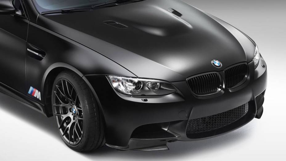 Pintura preta fosca é a mesma usada no M3 Frozen e não pode ser lavada com sabão | <a href="https://preprod.quatrorodas.abril.com.br/noticias/fabricantes/bmw-lanca-m3-dtm-champion-edition-725389.shtml" rel="migration">Leia mais</a>