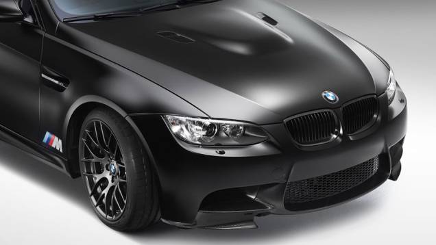 Pintura preta fosca é a mesma usada no M3 Frozen e não pode ser lavada com sabão | <a href="https://preprod.quatrorodas.abril.com.br/noticias/fabricantes/bmw-lanca-m3-dtm-champion-edition-725389.shtml" rel="migration">Leia mais</a> Pintura preta fosca é a mesma usada no M3 Frozen e não pode ser lavada com sabão | <a href="https://preprod.quatrorodas.abril.com.br/noticias/fabricantes/bmw-lanca-m3-dtm-champion-edition-725389.shtml" rel="migration">Leia mais</a>