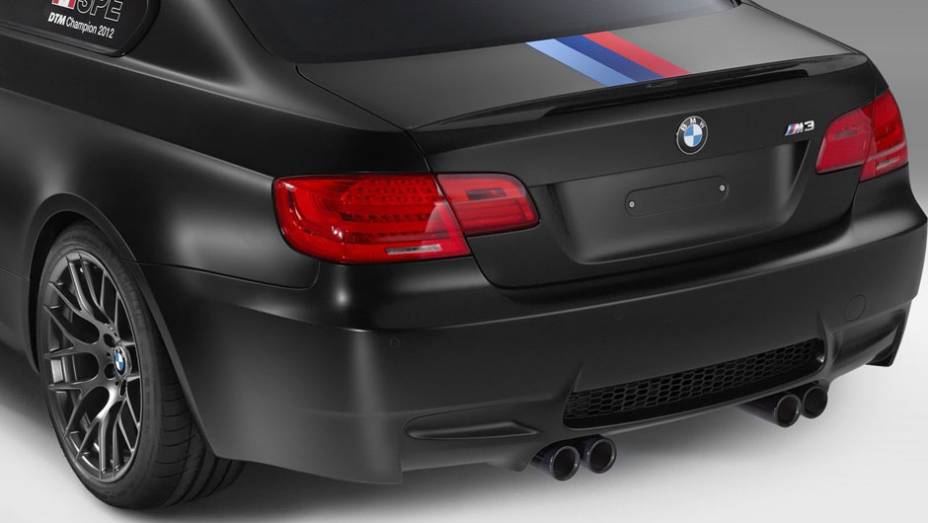 Um discreto aerofólio contrasta com o par de ponteiras duplas na traseira | <a href="https://preprod.quatrorodas.abril.com.br/noticias/fabricantes/bmw-lanca-m3-dtm-champion-edition-725389.shtml" rel="migration">Leia mais</a>