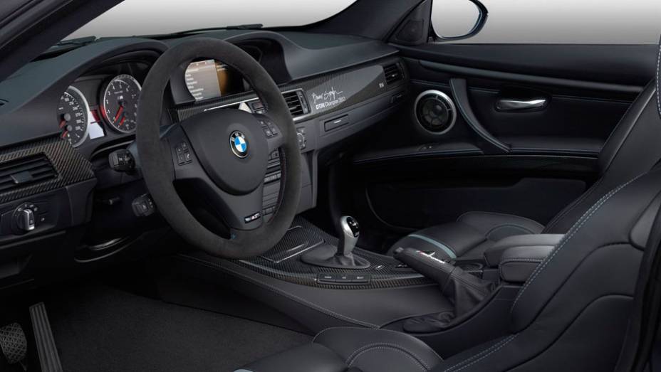 Interior tem bancos esportivos em couro e apliques de fibra de carbono | <a href="https://preprod.quatrorodas.abril.com.br/noticias/fabricantes/bmw-lanca-m3-dtm-champion-edition-725389.shtml" rel="migration">Leia mais</a>