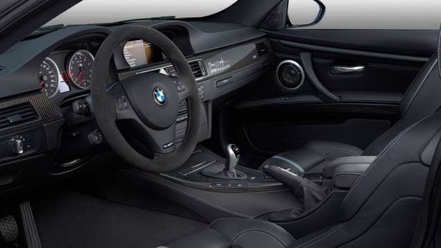 Interior tem bancos esportivos em couro e apliques de fibra de carbono | <a href="https://preprod.quatrorodas.abril.com.br/noticias/fabricantes/bmw-lanca-m3-dtm-champion-edition-725389.shtml" rel="migration">Leia mais</a> Interior tem bancos esportivos em couro e apliques de fibra de carbono | <a href="https://preprod.quatrorodas.abril.com.br/noticias/fabricantes/bmw-lanca-m3-dtm-champion-edition-725389.shtml" rel="migration">Leia mais</a>