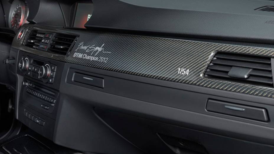 O autógrafo de Spengler decora o interior do modelo; serão produzidas apenas 54 unidades | <a href="https://preprod.quatrorodas.abril.com.br/noticias/fabricantes/bmw-lanca-m3-dtm-champion-edition-725389.shtml" rel="migration">Leia mais</a>