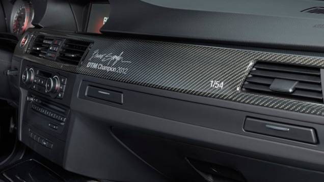 O autógrafo de Spengler decora o interior do modelo; serão produzidas apenas 54 unidades | <a href="https://preprod.quatrorodas.abril.com.br/noticias/fabricantes/bmw-lanca-m3-dtm-champion-edition-725389.shtml" rel="migration">Leia mais</a> O autógrafo de Spengler decora o interior do modelo; serão produzidas apenas 54 unidades | <a href="https://preprod.quatrorodas.abril.com.br/noticias/fabricantes/bmw-lanca-m3-dtm-champion-edition-725389.shtml" rel="migration">Leia mais</a>