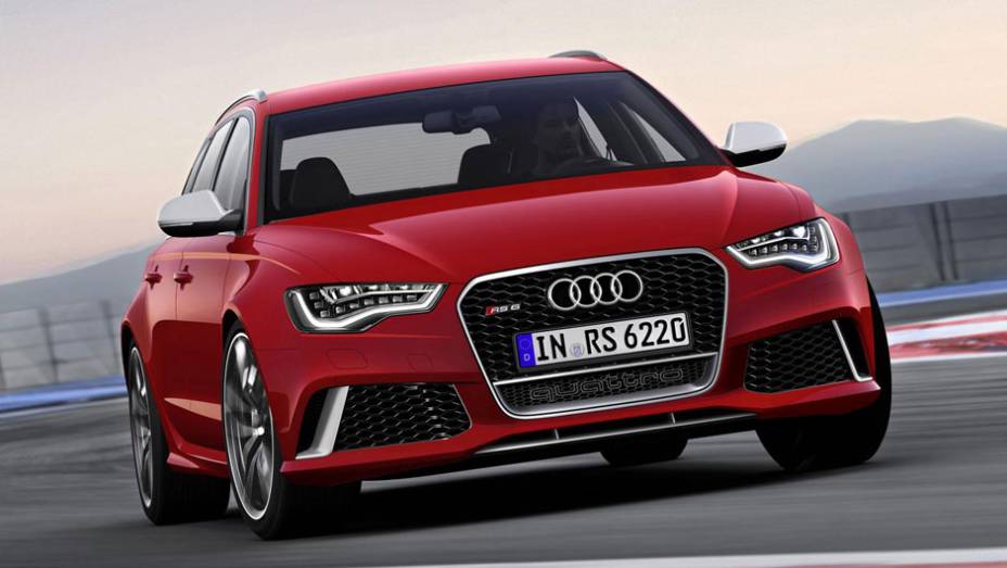 A frente com faróis de LED é típica da Audi, mas nunca houve uma perua tão rápida na história da marca | <a href="%20https://preprod.quatrorodas.abril.com.br/saloes/detroit/2013/audi-rs6-avant-730408.shtml" rel="migration">Leia mais</a>