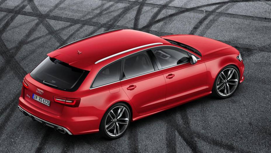 O estilo comportado da perua A6 ficou bastante agressivo depois de virar um modelo RS | <a href="%20https://preprod.quatrorodas.abril.com.br/saloes/detroit/2013/audi-rs6-avant-730408.shtml" rel="migration">Leia mais</a>