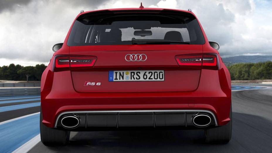 As vistosas sa&iacute;das de escape chamam aten&ccedil;&atilde;o na traseira | <a href="https://preprod.quatrorodas.abril.com.br/saloes/detroit/2013/audi-rs6-avant-730408.shtml" rel="migration">Leia mais</a>