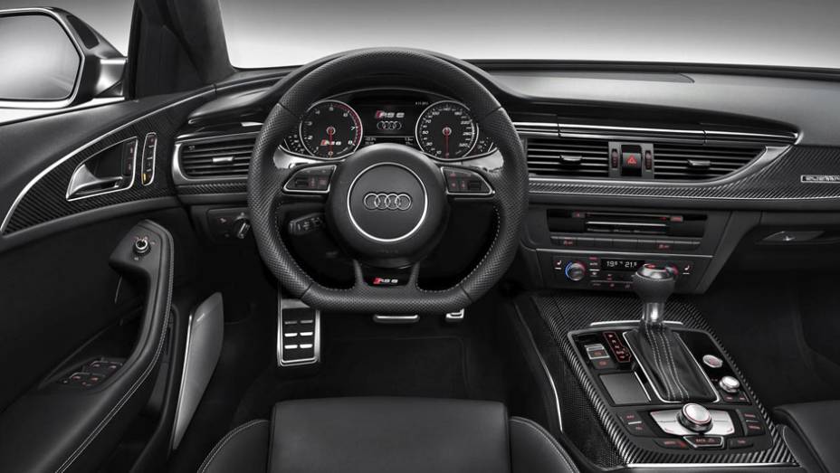 O interior tem apliques de alumínio e fibra de carbono | <a href="https://preprod.quatrorodas.abril.com.br/saloes/detroit/2013/audi-rs6-avant-730408.shtml" rel="migration">Leia mais</a>