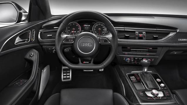 O interior tem apliques de alumínio e fibra de carbono | <a href="https://preprod.quatrorodas.abril.com.br/saloes/detroit/2013/audi-rs6-avant-730408.shtml" rel="migration">Leia mais</a> O interior tem apliques de alumínio e fibra de carbono | <a href="https://preprod.quatrorodas.abril.com.br/saloes/detroit/2013/audi-rs6-avant-730408.shtml" rel="migration">Leia mais</a>