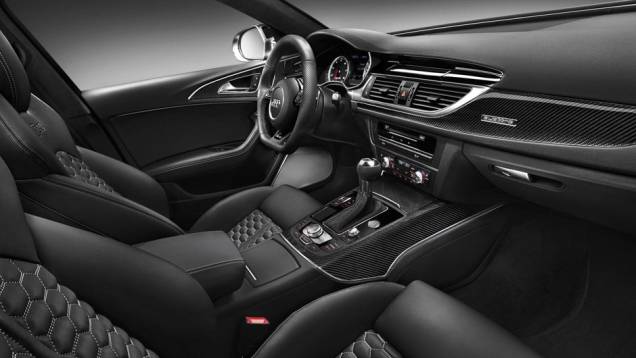 Bancos esportivos são revestidos em couro e Alcantara | <a href="https://preprod.quatrorodas.abril.com.br/saloes/detroit/2013/audi-rs6-avant-730408.shtml" rel="migration">Leia mais</a> Bancos esportivos são revestidos em couro e Alcantara | <a href="https://preprod.quatrorodas.abril.com.br/saloes/detroit/2013/audi-rs6-avant-730408.shtml" rel="migration">Leia mais</a>
