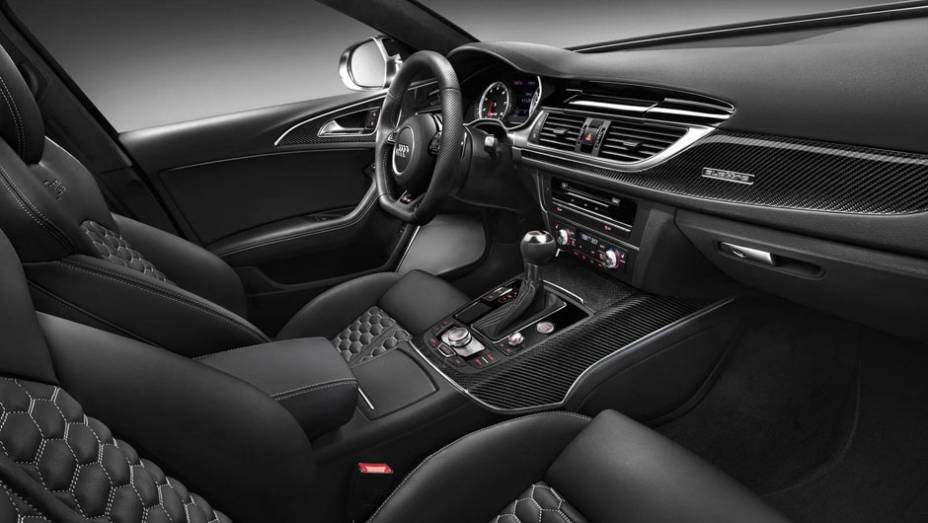 Bancos esportivos s&atilde;o revestidos em couro e Alcantara | <a href="https://preprod.quatrorodas.abril.com.br/saloes/detroit/2013/audi-rs6-avant-730408.shtml" rel="migration">Leia mais</a>