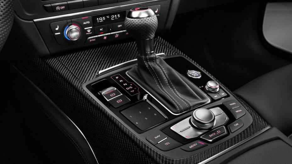 O câmbio automático de oito velocidades oferece a possibilidade de trocas sequenciais | <a href="%20https://preprod.quatrorodas.abril.com.br/saloes/detroit/2013/audi-rs6-avant-730408.shtml" rel="migration">Leia mais</a>