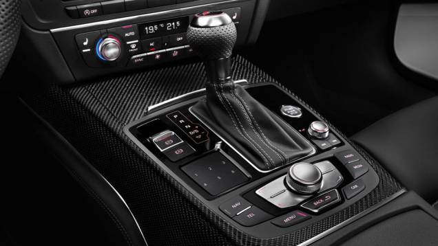 O câmbio automático de oito velocidades oferece a possibilidade de trocas sequenciais | <a href="%20https://preprod.quatrorodas.abril.com.br/saloes/detroit/2013/audi-rs6-avant-730408.shtml" rel="migration">Leia mais</a> O câmbio automático de oito velocidades oferece a possibilidade de trocas sequenciais | <a href="%20https://preprod.quatrorodas.abril.com.br/saloes/detroit/2013/audi-rs6-avant-730408.shtml" rel="migration">Leia mais</a>