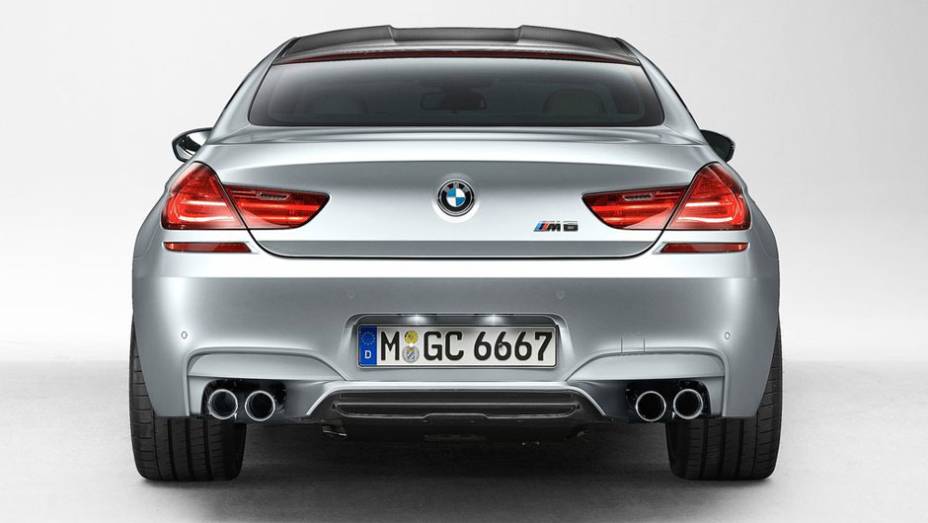 Atrás, os dois pares de ponteiras de escapamento identificam a versão especial | <a href="%20https://preprod.quatrorodas.abril.com.br/saloes/detroit/2013/bmw-m6-gran-coupe-730380.shtml" rel="migration">Leia mais</a>