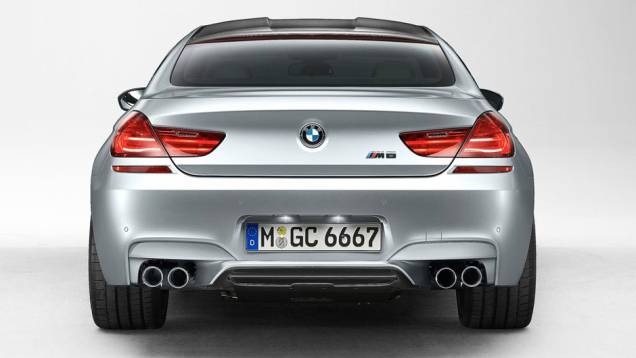 Atrás, os dois pares de ponteiras de escapamento identificam a versão especial | <a href="%20https://preprod.quatrorodas.abril.com.br/saloes/detroit/2013/bmw-m6-gran-coupe-730380.shtml" rel="migration">Leia mais</a> Atrás, os dois pares de ponteiras de escapamento identificam a versão especial | <a href="%20https://preprod.quatrorodas.abril.com.br/saloes/detroit/2013/bmw-m6-gran-coupe-730380.shtml" rel="migration">Leia mais</a>