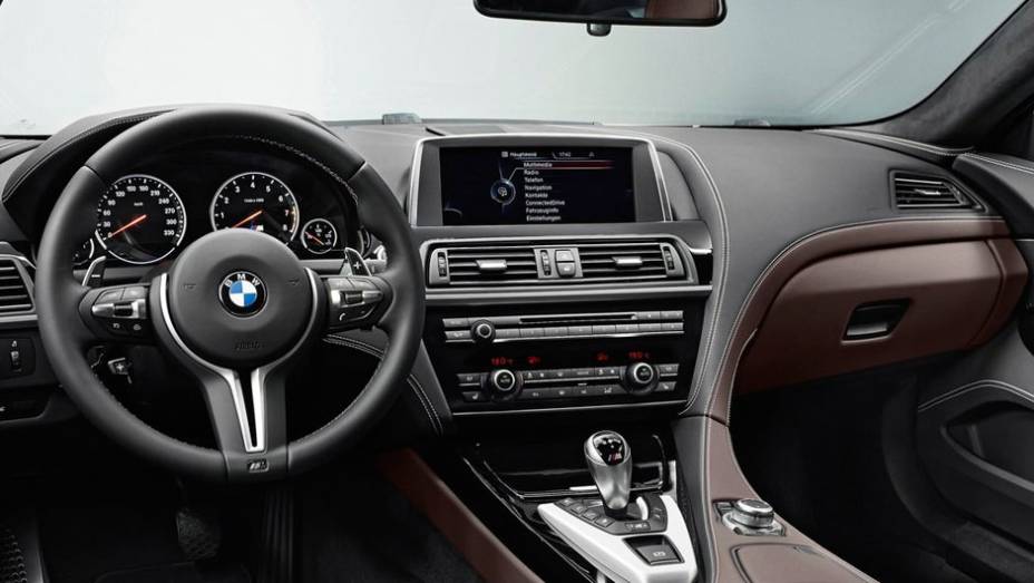 O volante de três raios é exclusivo do M6 Gran Coupe | <a href="https://preprod.quatrorodas.abril.com.br/saloes/detroit/2013/bmw-m6-gran-coupe-730380.shtml" rel="migration">Leia mais</a>