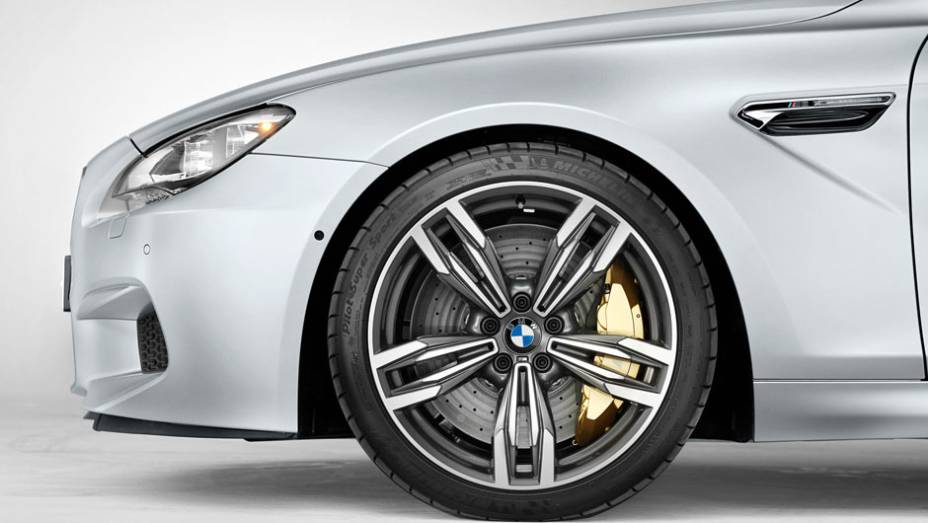 As belas rodas de 20 polegadas escondem os enormes discos de freio | <a href="https://preprod.quatrorodas.abril.com.br/saloes/detroit/2013/bmw-m6-gran-coupe-730380.shtml" rel="migration">Leia mais</a>