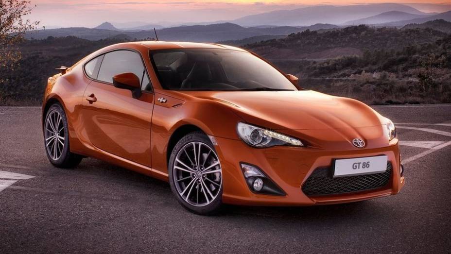 Único coupé esportivo da lista, o Toyota GT86 é a opção mais voltada para desempenho. | <a href="https://preprod.quatrorodas.abril.com.br/noticias/mercado/definidos-finalistas-carro-ano-2013-europa-728106.shtml" rel="migration">Leia mais</a>