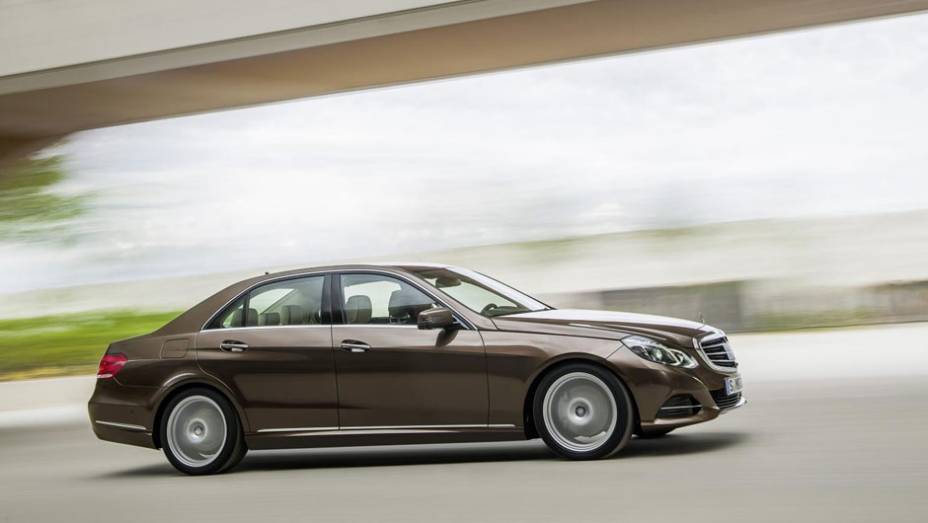 Por ser uma reestilização de meia-vida, nada mudou nas laterais | <a href="https://preprod.quatrorodas.abril.com.br/saloes/detroit/2013/mercedes-benz-classe-sedan-avant-730383.shtml" rel="migration">Leia mais</a>