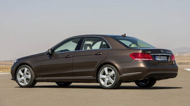 Na traseira, as lanternas são as mesmas, mas ganharam nova disposição de luzes | <a href="https://preprod.quatrorodas.abril.com.br/saloes/detroit/2013/mercedes-benz-classe-sedan-avant-730383.shtml" rel="migration">Leia mais</a> Na traseira, as lanternas são as mesmas, mas ganharam nova disposição de luzes | <a href="https://preprod.quatrorodas.abril.com.br/saloes/detroit/2013/mercedes-benz-classe-sedan-avant-730383.shtml" rel="migration">Leia mais</a>